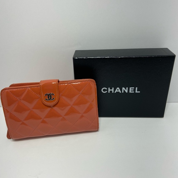 Chanel Patent Wallet pre loved in salmon color with silver cc logo, with box. - Picture 3 of 11